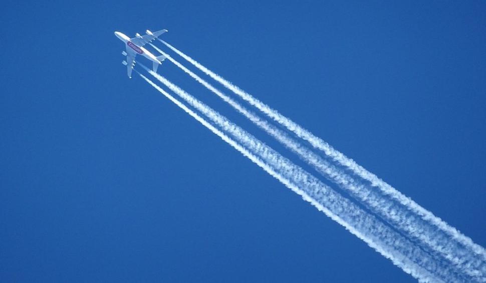 Ce sunt liniile albe de pe cer şi cine "le pulverizează"? Autoritatea Aeronautică, răspuns oficial pentru un deputat român 798406