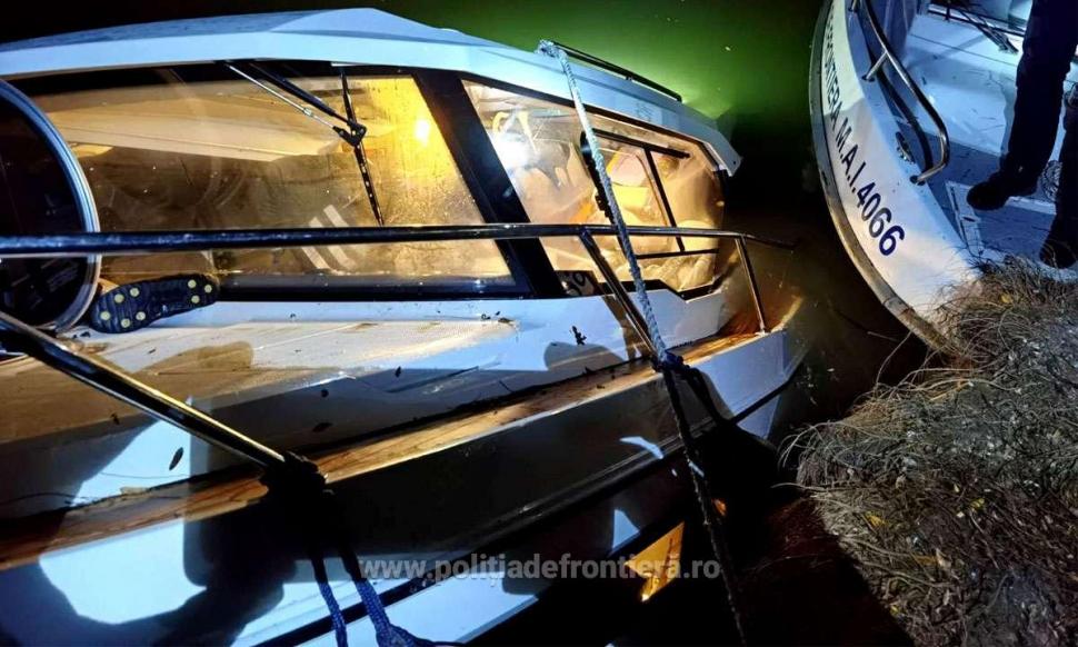 Trei turiști, salvați în ultima clipă de la înec, dintr-o barcă pe jumătate scufundată pe brațul Chilia 798358