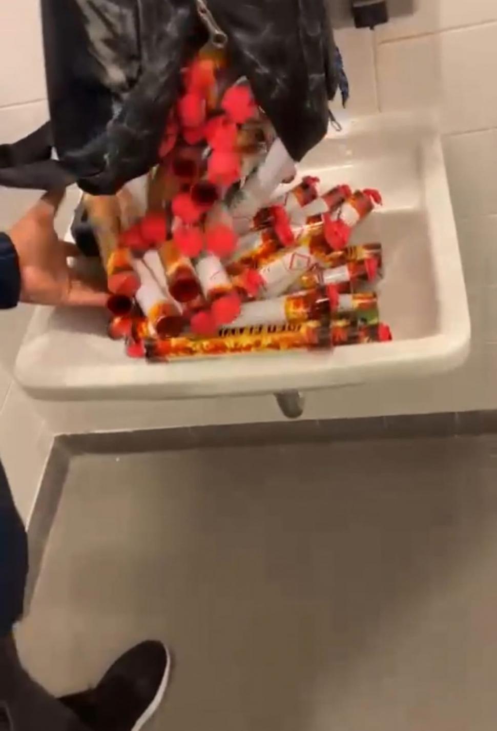 Materiale pirotehnice, găsite ascunse în interiorul stadionului înaintea meciului FCSB-Rapid 798495