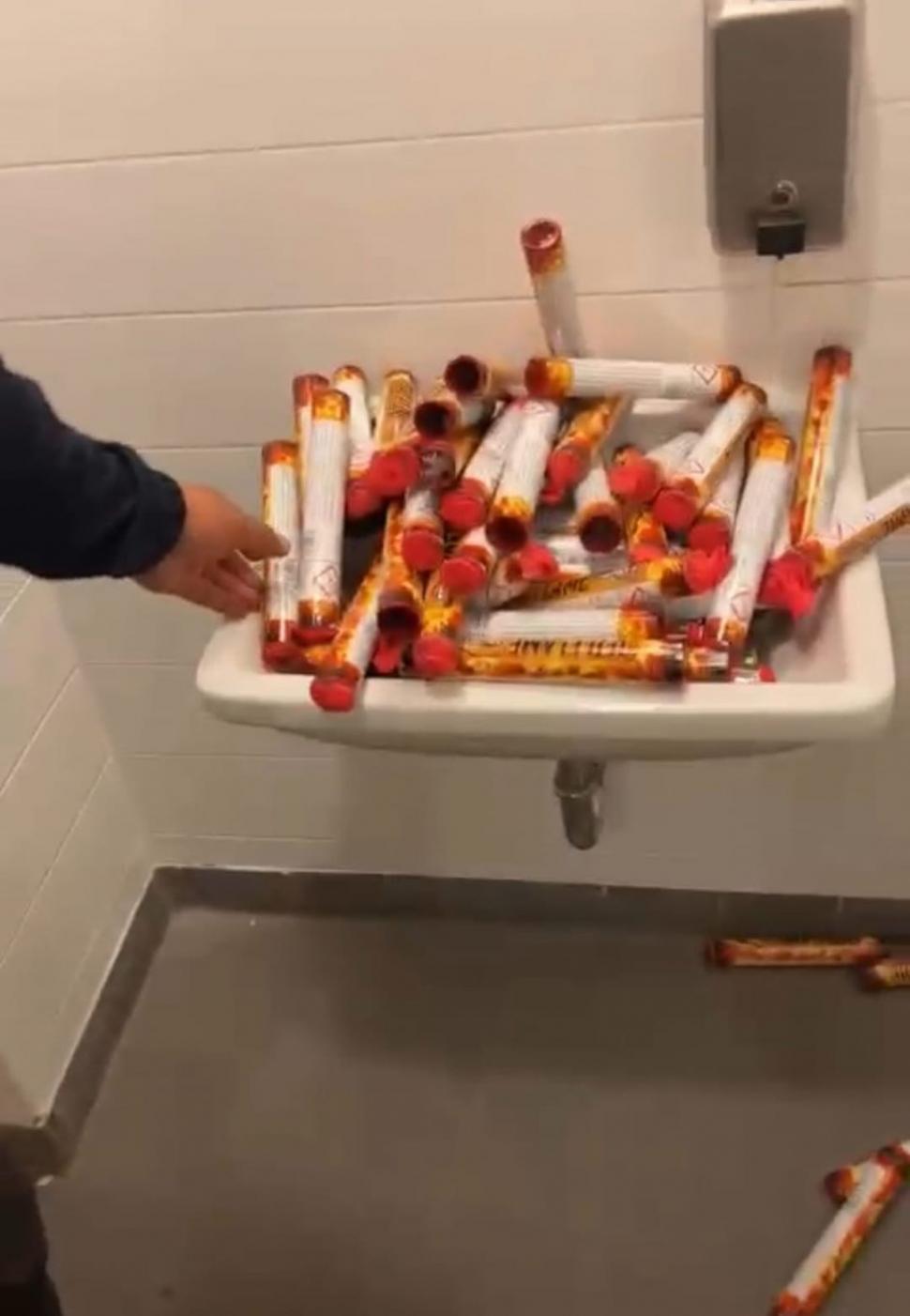 Materiale pirotehnice, găsite ascunse în interiorul stadionului înaintea meciului FCSB-Rapid 798496