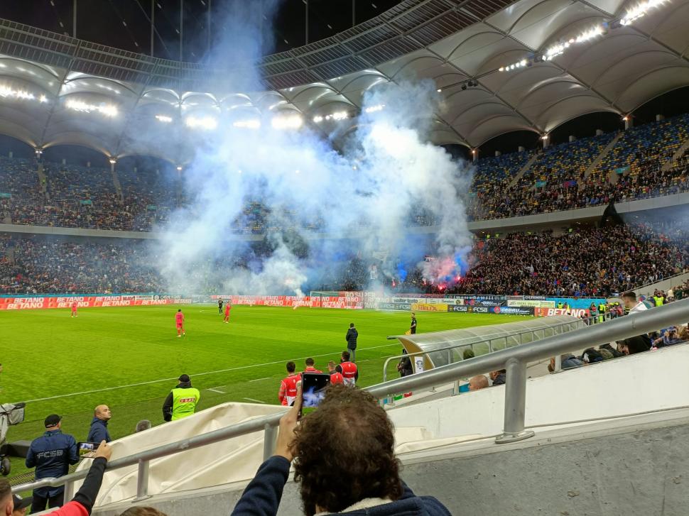 Materiale pirotehnice, găsite ascunse în interiorul stadionului înaintea meciului FCSB-Rapid 798507