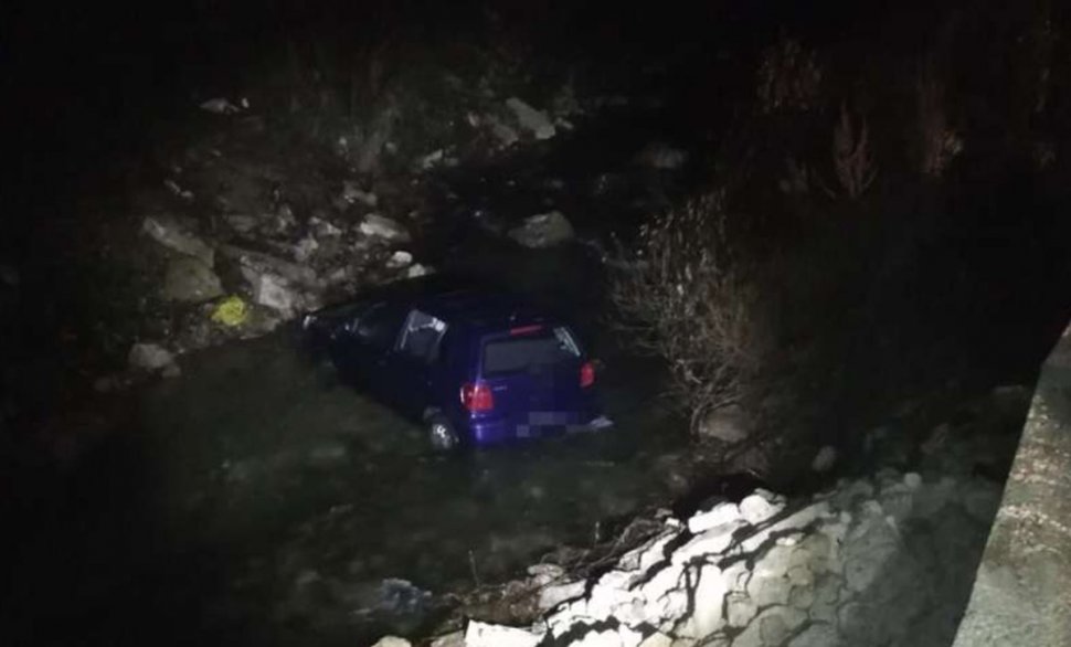 O maşină în care se aflau patru femei a căzut de pe DN 12C în râul Bicaz