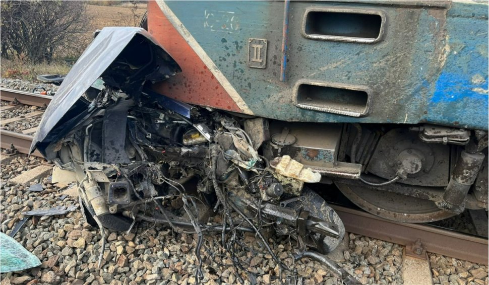 O maşină a fost lovită de tren în Bacău. Traficul feroviar, blocat pe ambele sensuri