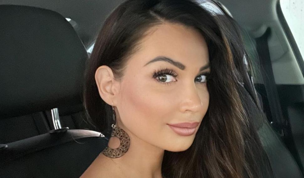 Recunoşti fetiţa din imagine? Azi e vedetă TV, Miss România şi actriţă, cu un corp de invidiat 798534