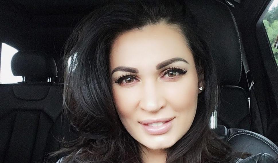 Recunoşti fetiţa din imagine? Azi e vedetă TV, Miss România şi actriţă, cu un corp de invidiat 798653