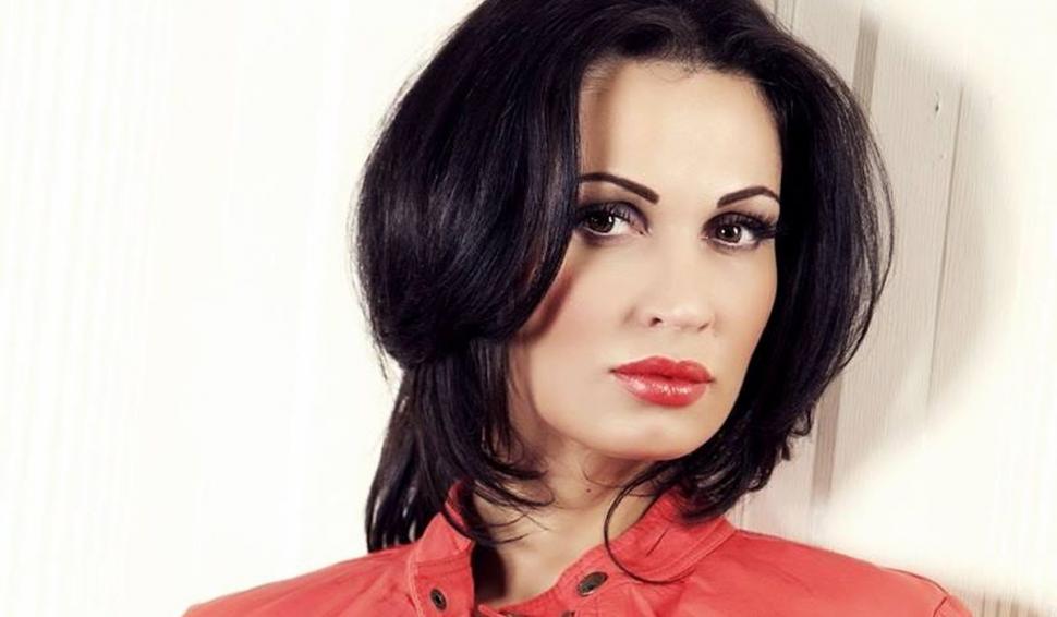 Recunoşti fetiţa din imagine? Azi e vedetă TV, Miss România şi actriţă, cu un corp de invidiat 798656