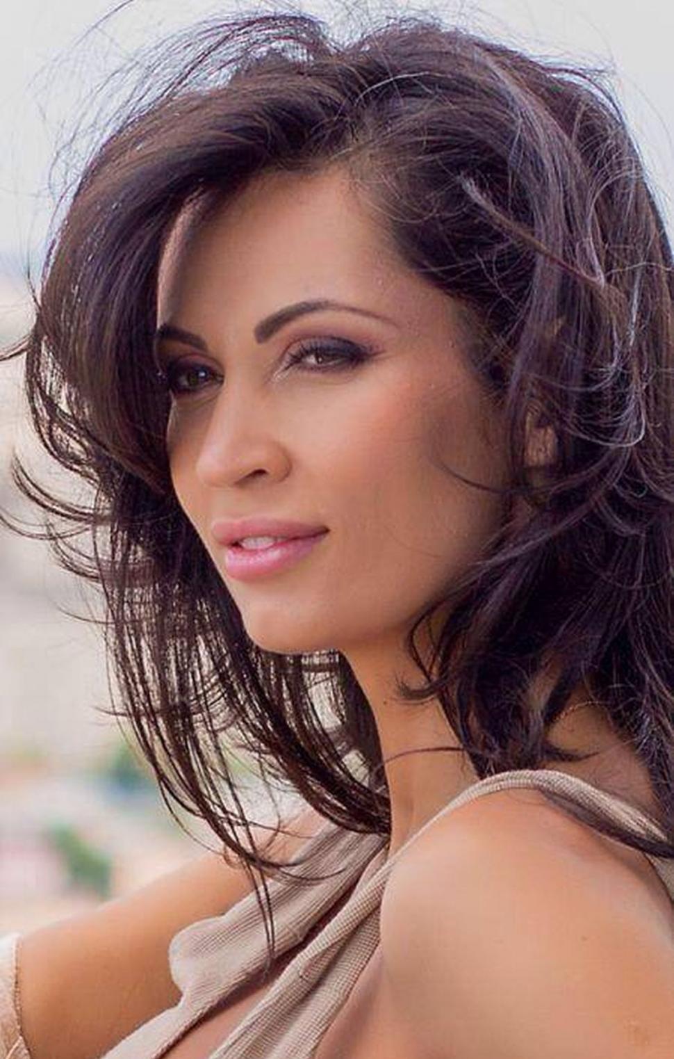 Recunoşti fetiţa din imagine? Azi e vedetă TV, Miss România şi actriţă, cu un corp de invidiat 798723