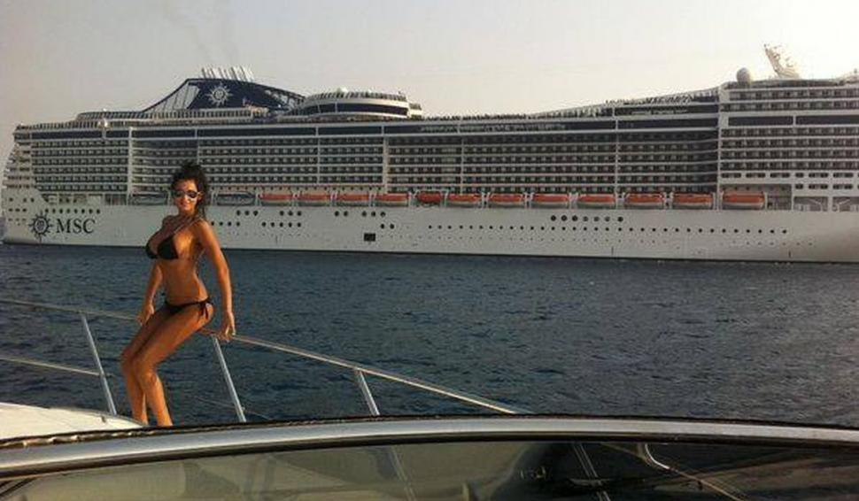 Recunoşti fetiţa din imagine? Azi e vedetă TV, Miss România şi actriţă, cu un corp de invidiat 798725