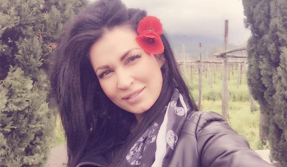 Recunoşti fetiţa din imagine? Azi e vedetă TV, Miss România şi actriţă, cu un corp de invidiat 798726