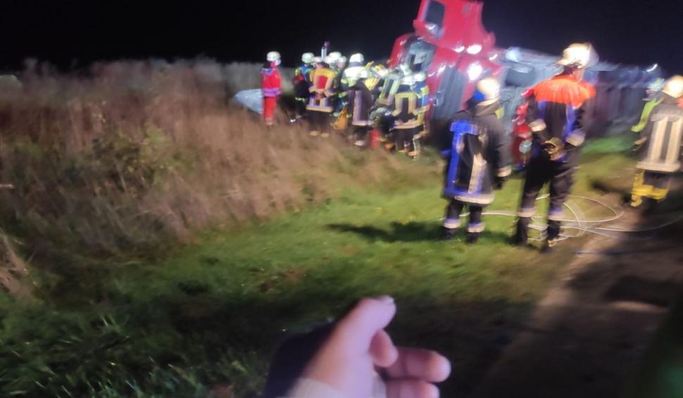 Şofer român de TIR a salvat de la moarte un coleg rămas încarcerat în cabină, în Germania: "E miracol dacă oprește cineva să te ajute!" 798618