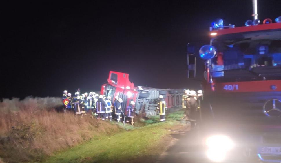 Şofer român de TIR a salvat de la moarte un coleg rămas încarcerat în cabină, în Germania: "E miracol dacă oprește cineva să te ajute!" 798619