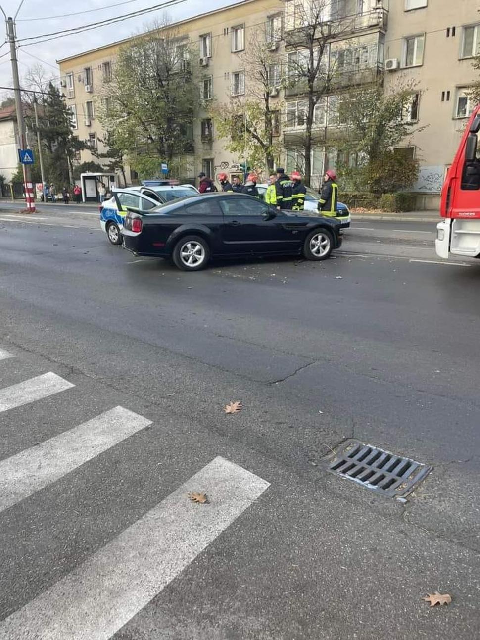 Accident în Bucureşti între o maşină de Poliţie aflată în misiune şi un Ford Mustang 798788