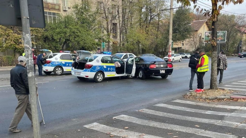 Accident în Bucureşti între o maşină de Poliţie aflată în misiune şi un Ford Mustang