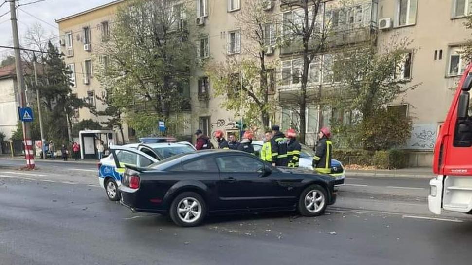 Accident în Bucureşti între o maşină de Poliţie aflată în misiune şi un Ford Mustang 798791