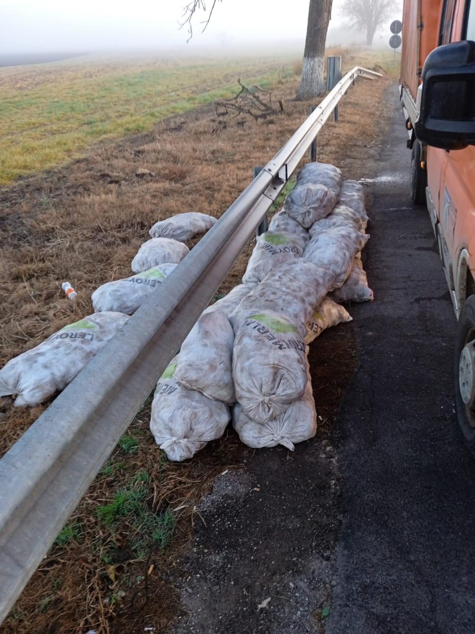 Ceapă, cartofi, foi de varză. Gunoi lăsat de români pe marginea drumurilor 798824