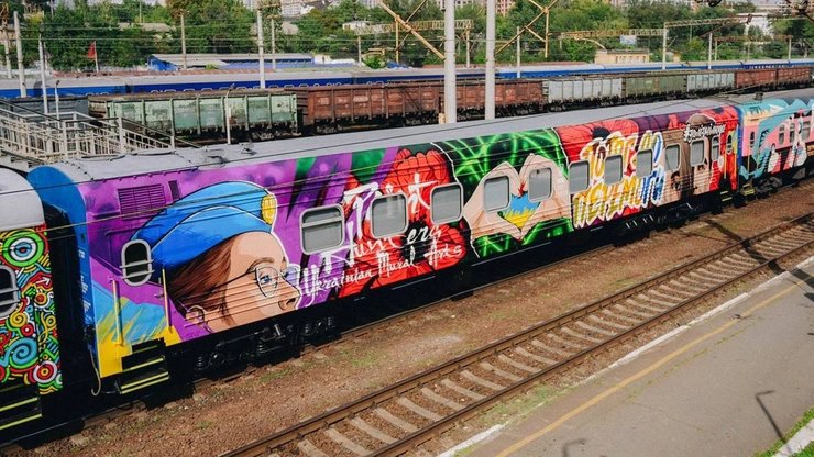 Trenul pe ruta Chișinău - Kiev revine după 24 de ani de pauză. Vagoanele sunt pictate cu scene de război