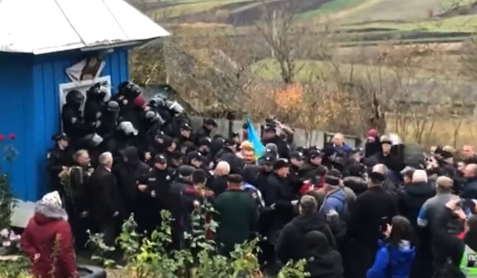 Biserică din Cernăuţi, luată cu asalt de zeci de oameni pe motiv că este controlată de Moscova