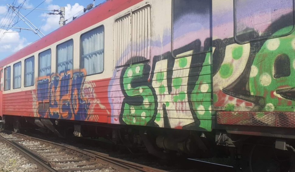 Călătorie cu trenul groazei: geamuri sparte, scaune rupte şi uşi deschise în timpul mersului