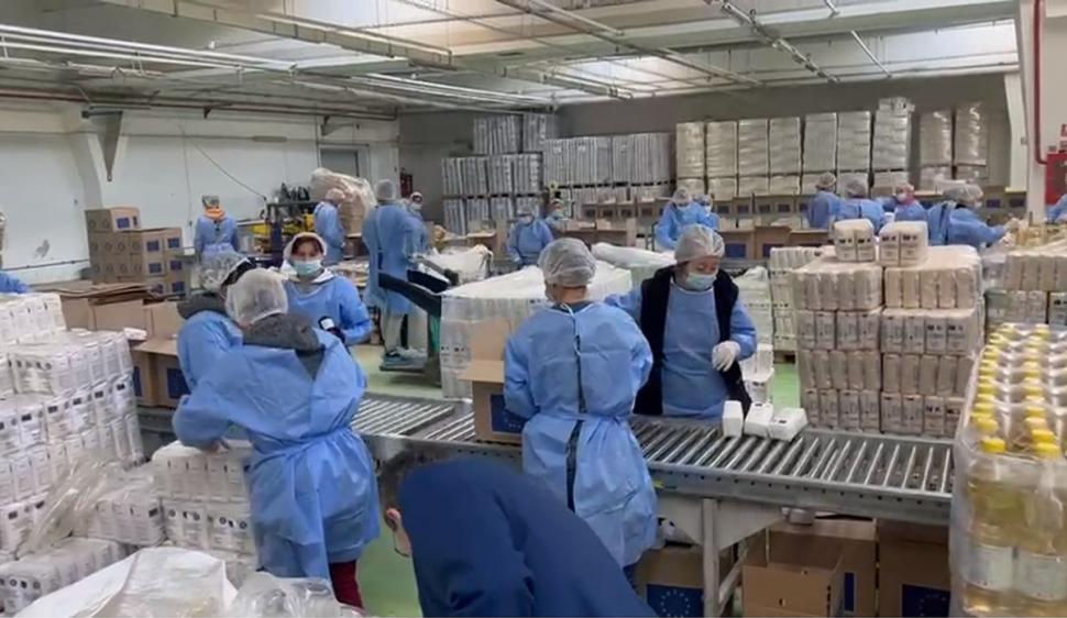 Ce conţin pachetele cu 25 de kilograme de alimente de la Guvern. Boloş: "Pentru o familie cu cinci copii, ajunge trei luni" 799128