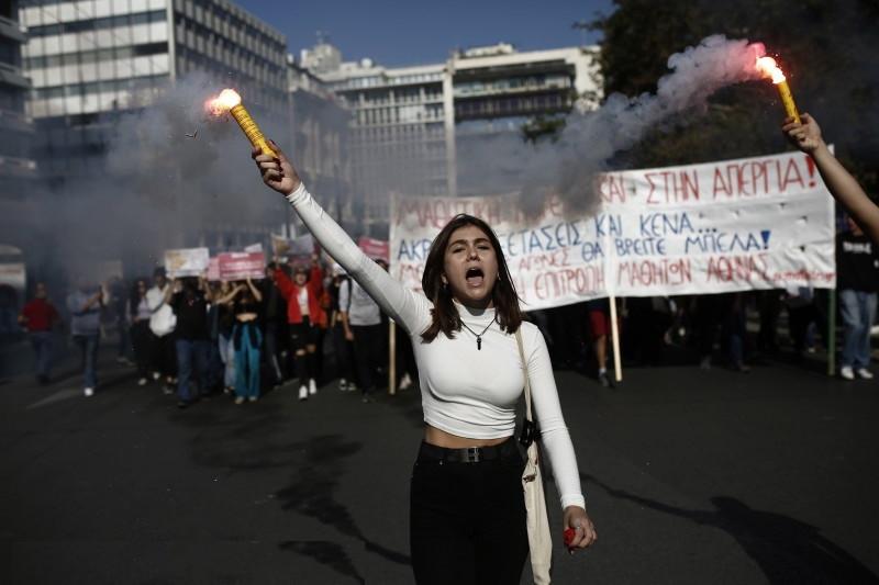 Grecia, paralizată de grevă generală. Ample mişcări de protest faţă de creşterea preţurilor 799074