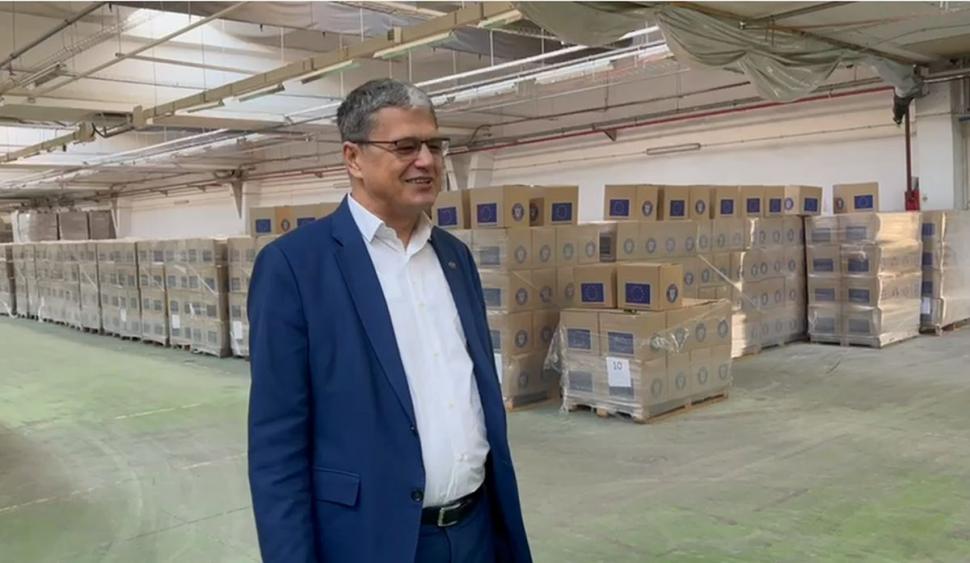 Se dau pachetele cu alimente de 25 de kilograme de la stat. Marcel Boloş: "Începând de azi, facem distribuţia pachetelor cu 12 tipuri de produse" 799111