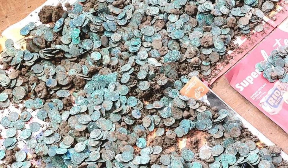 Bani falşi ascunşi într-un vas ceramic, găsiţi de muncitorii care săpau un şanţ în Tecuci 799314