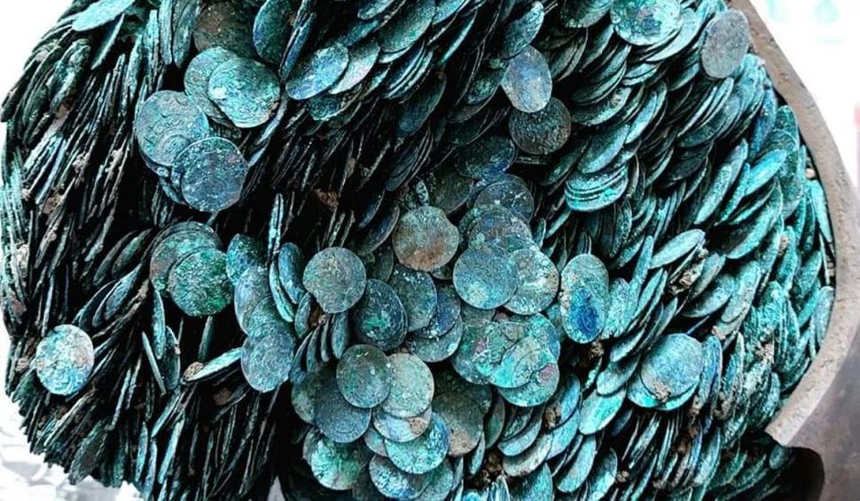 Bani falşi ascunşi într-un vas ceramic, găsiţi de muncitorii care săpau un şanţ în Tecuci 799315