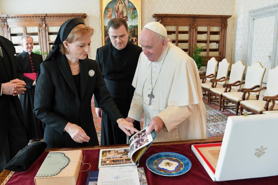 Familia Regală a României, în vizită la Vatican. Majestatea Sa Margareta și Principele Radu s-au întâlnit cu Papa Francisc 799434