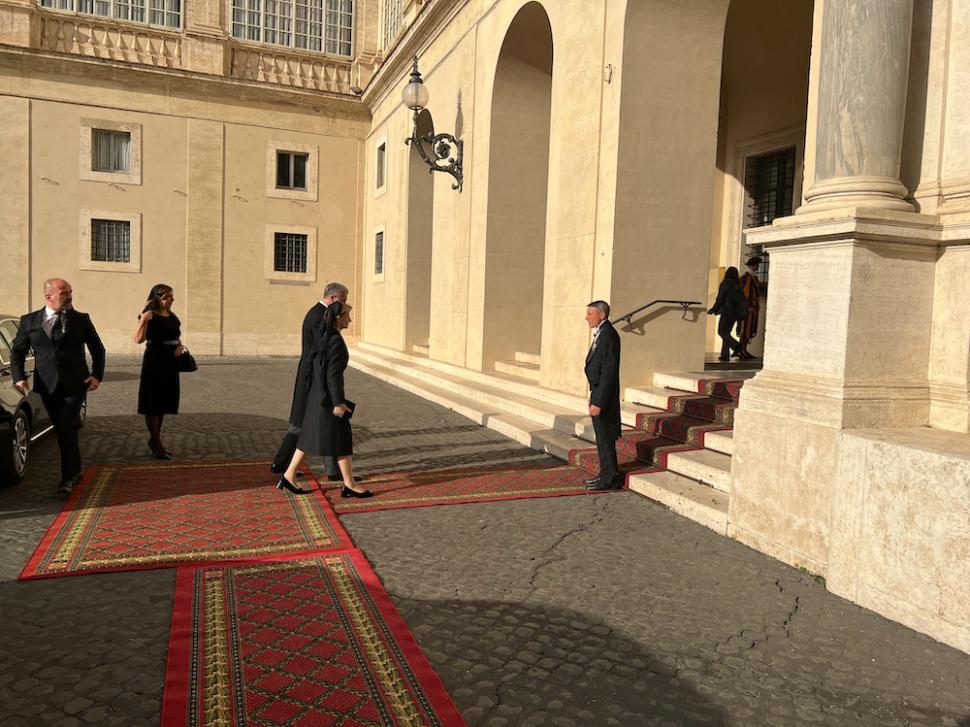 Familia Regală a României, în vizită la Vatican. Majestatea Sa Margareta și Principele Radu s-au întâlnit cu Papa Francisc 799437