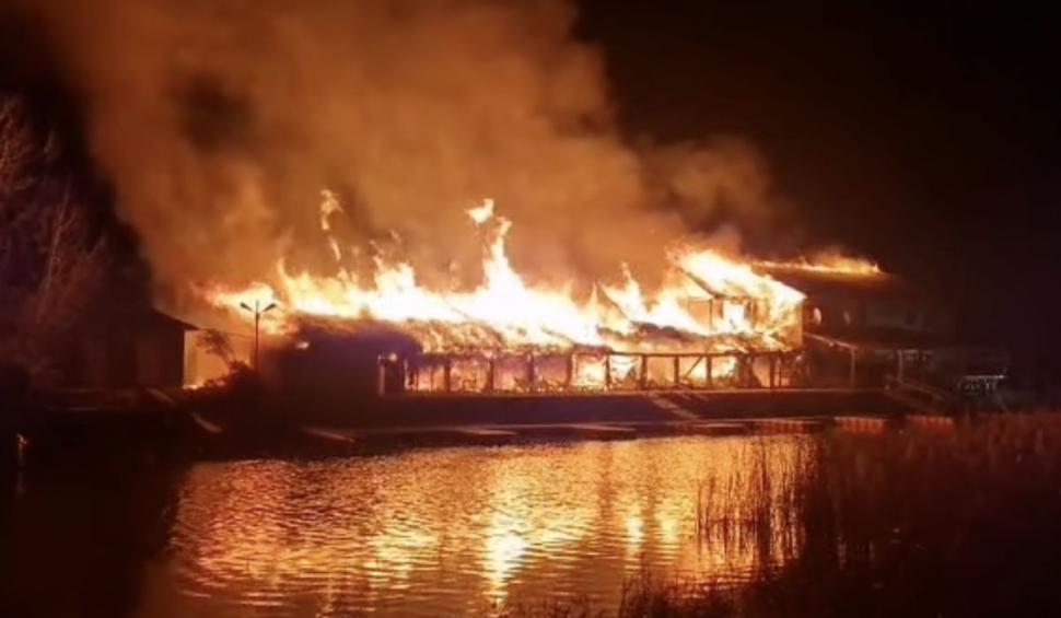 Incendiu devastator la o pensiune din Delta Dunării! Pompierii intervin de urgență 799472