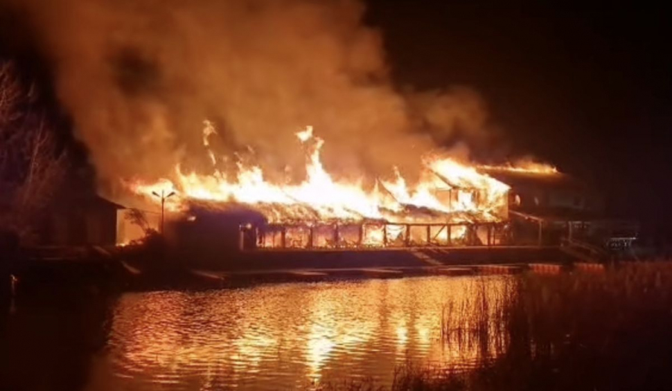 Incendiu devastator la o pensiune din Delta Dunării! Pompierii intervin de urgență