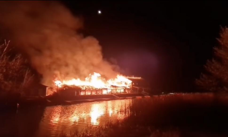Incendiu devastator la o pensiune din Delta Dunării! Pompierii intervin de urgență 799473