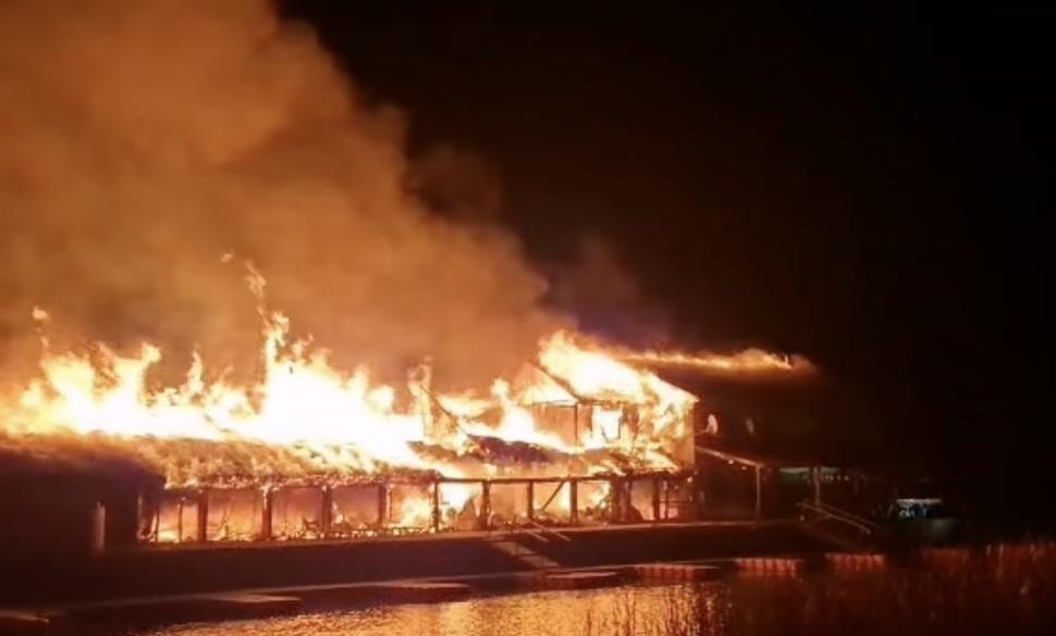 Incendiu devastator la o pensiune din Delta Dunării! Pompierii intervin de urgență 799474
