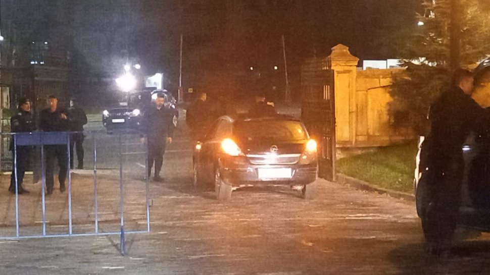 Un bărbat a intrat cu mașina în poarta Parlamentului. Poliția a intervenit