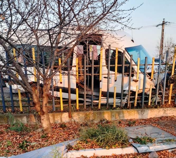 Microbuz plin cu călători, accident grav pe o şosea din Vrancea | 11 oameni au nevoie de îngrijiri medicale 799295