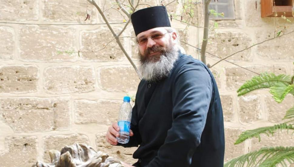 Părintele Calistrat, acuzat de două femei că le-a bătut. Poliţia cercetează cazul 799353