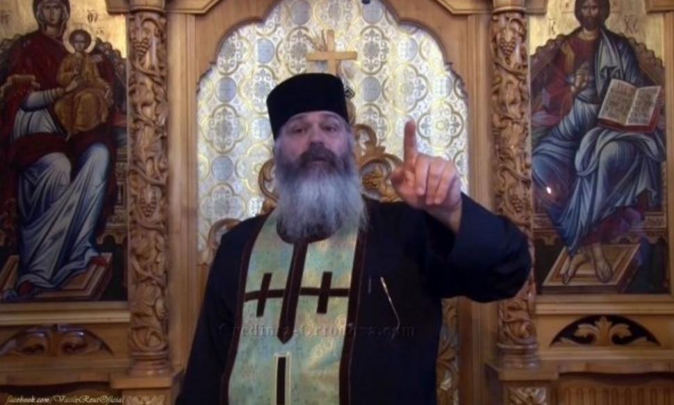 Părintele Calistrat, acuzat de două femei că le-a bătut. Poliţia cercetează cazul 799354