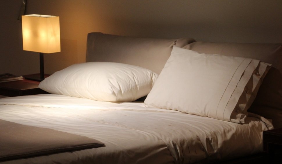 Persoanele care dorm pe partea dreaptă a patului se simt mai epuizate dimineața