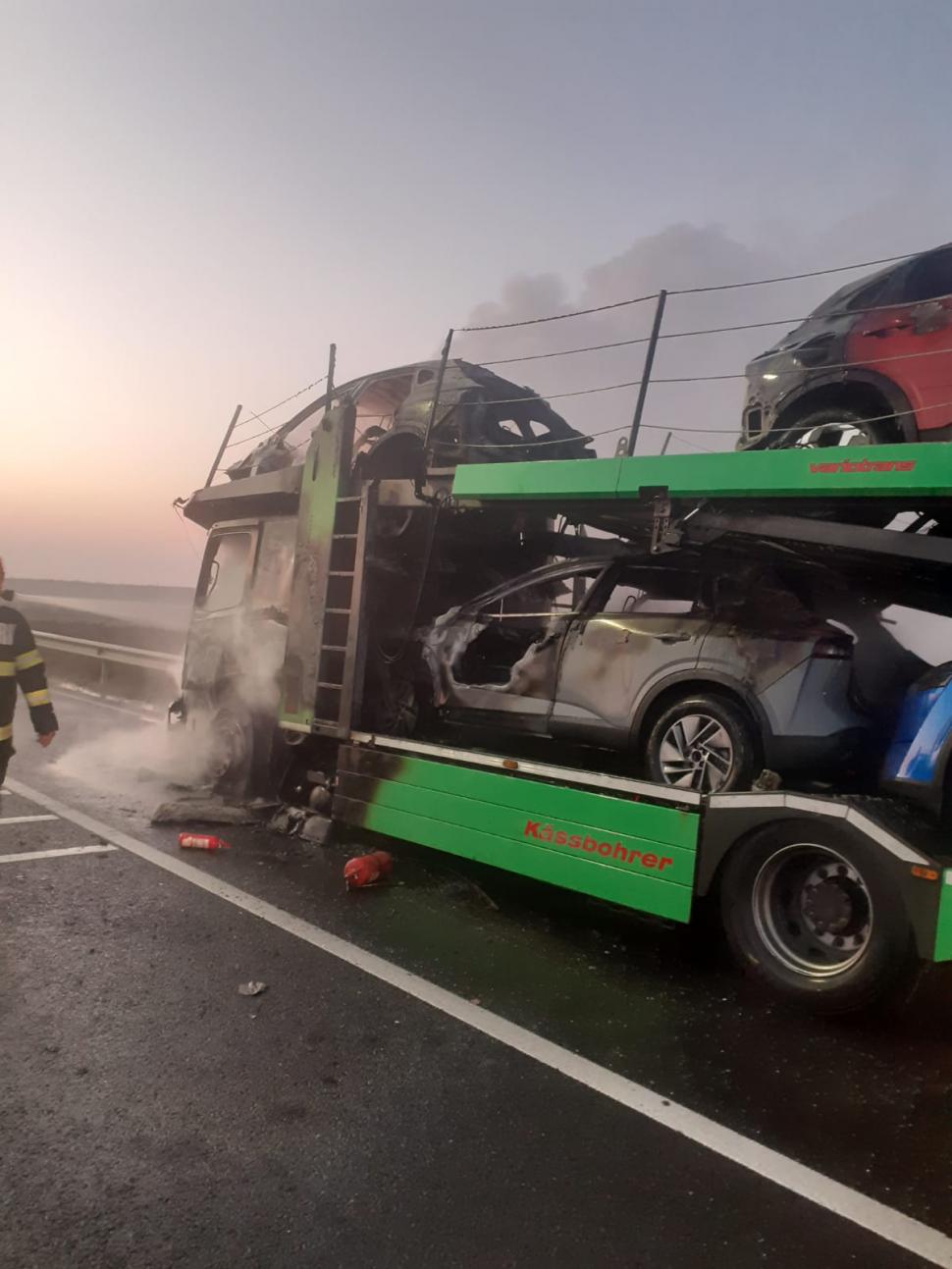 Un TIR încărcat cu opt autoturisme a ars ca o torţă pe drumul dintre Craiova şi Piteşti 799274