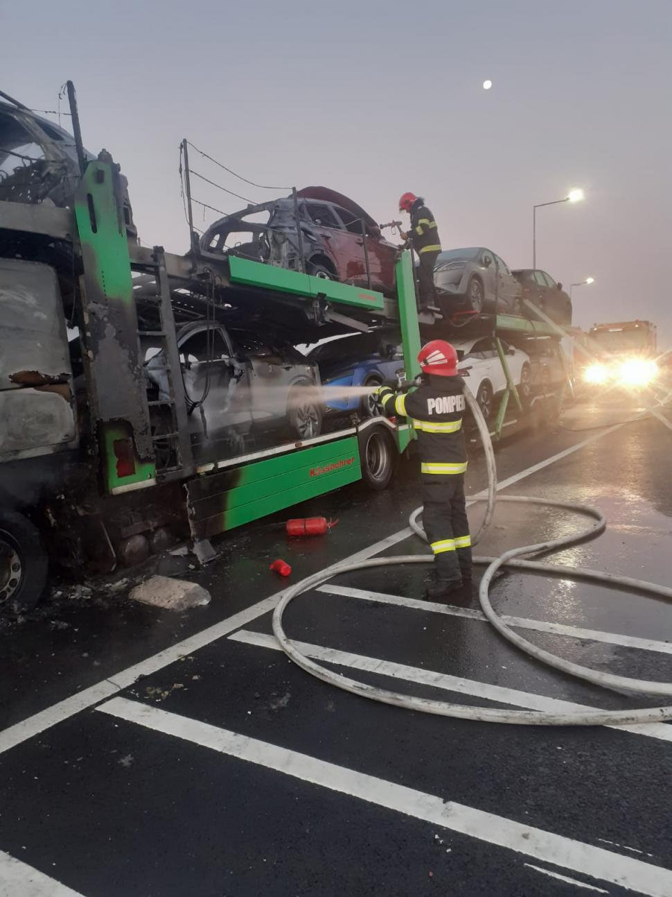Un TIR încărcat cu opt autoturisme a ars ca o torţă pe drumul dintre Craiova şi Piteşti 799277