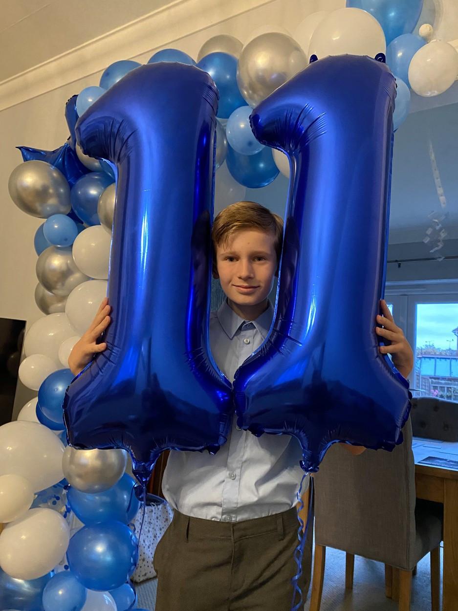 El este băiatul născut la ora 11:11 pe 11 noiembrie 2011 care a împlinit 11 ani. A primit 11 cadouri 799637