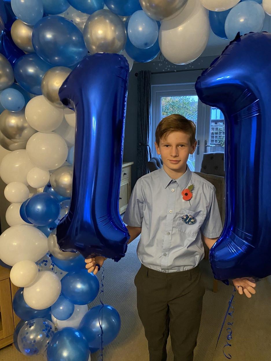 El este băiatul născut la ora 11:11 pe 11 noiembrie 2011 care a împlinit 11 ani. A primit 11 cadouri 799638