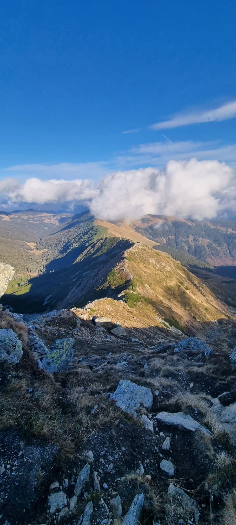 Imagini rare cu Fenomenul Gloria, surprinse în Munții Rodnei. I se mai spune "stafia proiectată pe nor" 799599