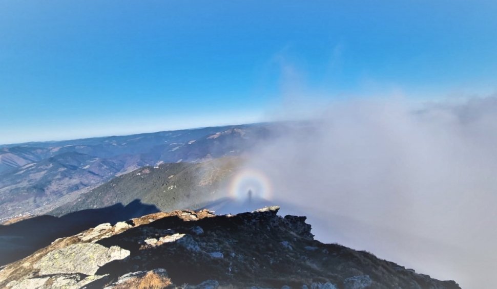 Imagini rare cu Fenomenul Gloria, surprinse în Munții Rodnei. I se mai spune "stafia proiectată pe nor"