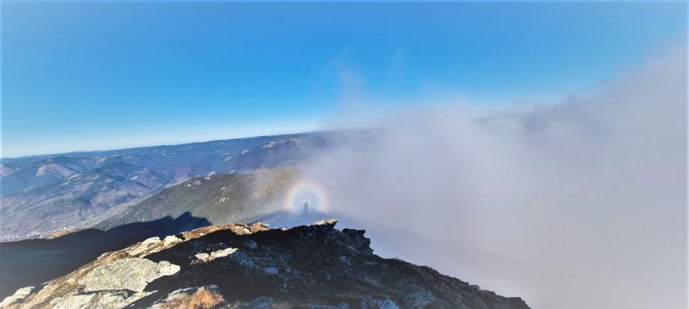 Imagini rare cu Fenomenul Gloria, surprinse în Munții Rodnei. I se mai spune "stafia proiectată pe nor" 799604
