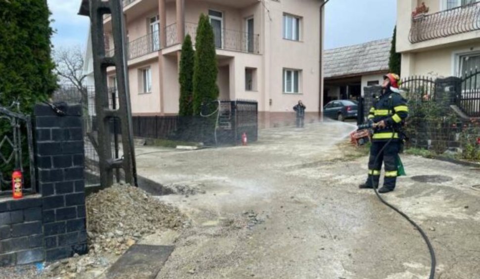 Incendiu la o țeavă de gaze, spartă de muncitorii care lucrau la rețeaua de apă, în Satu Mare