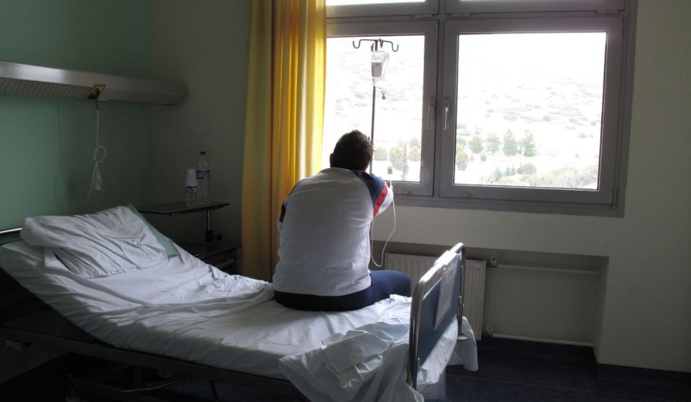 Un pacient de la Spitalul Drobeta-Turnu Severin a confundat geamul cu uşa şi a căzut de la etaj