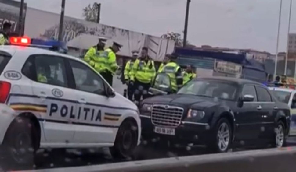 Un şofer cu Chrysler din Bucureşti s-a blocat în maşină, după o urmărire cu zeci de poliţişti