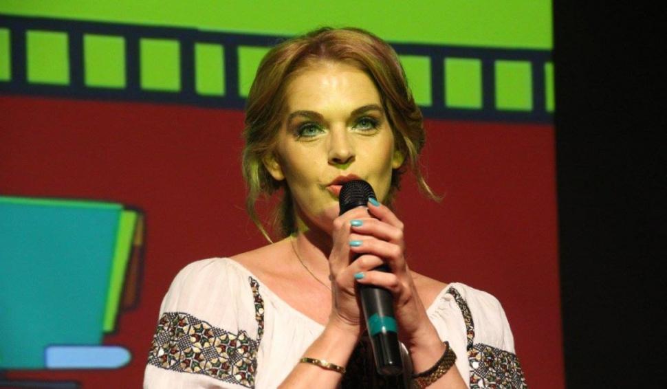 Recunoşti fetiţa din imagine? Azi e una din cele mai frumoase românce şi o actriţă talentată, care a debutat la 4 ani 799652