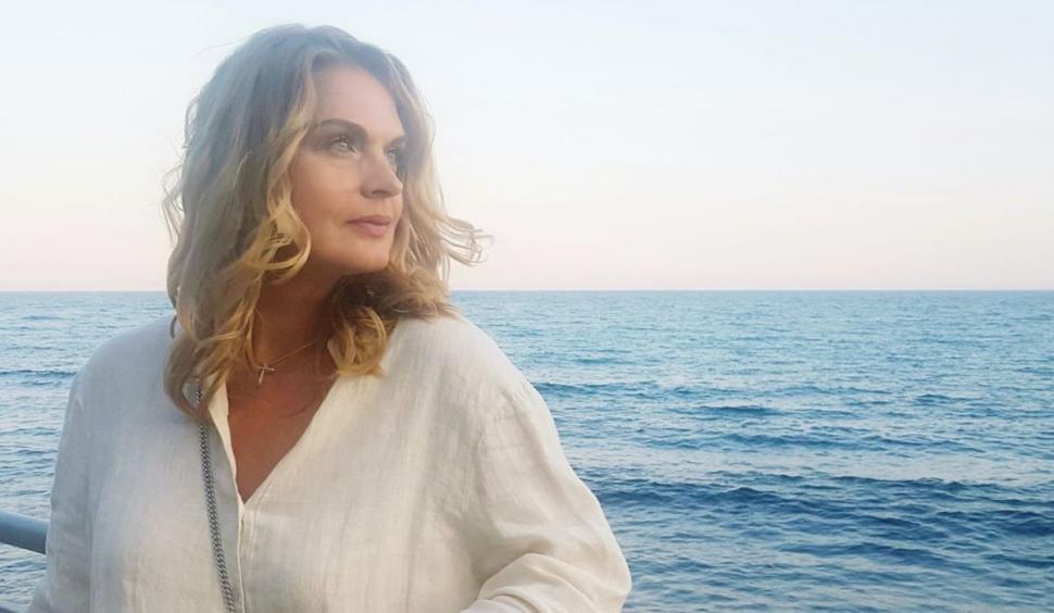 Recunoşti fetiţa din imagine? Azi e una din cele mai frumoase românce şi o actriţă talentată, care a debutat la 4 ani 799656